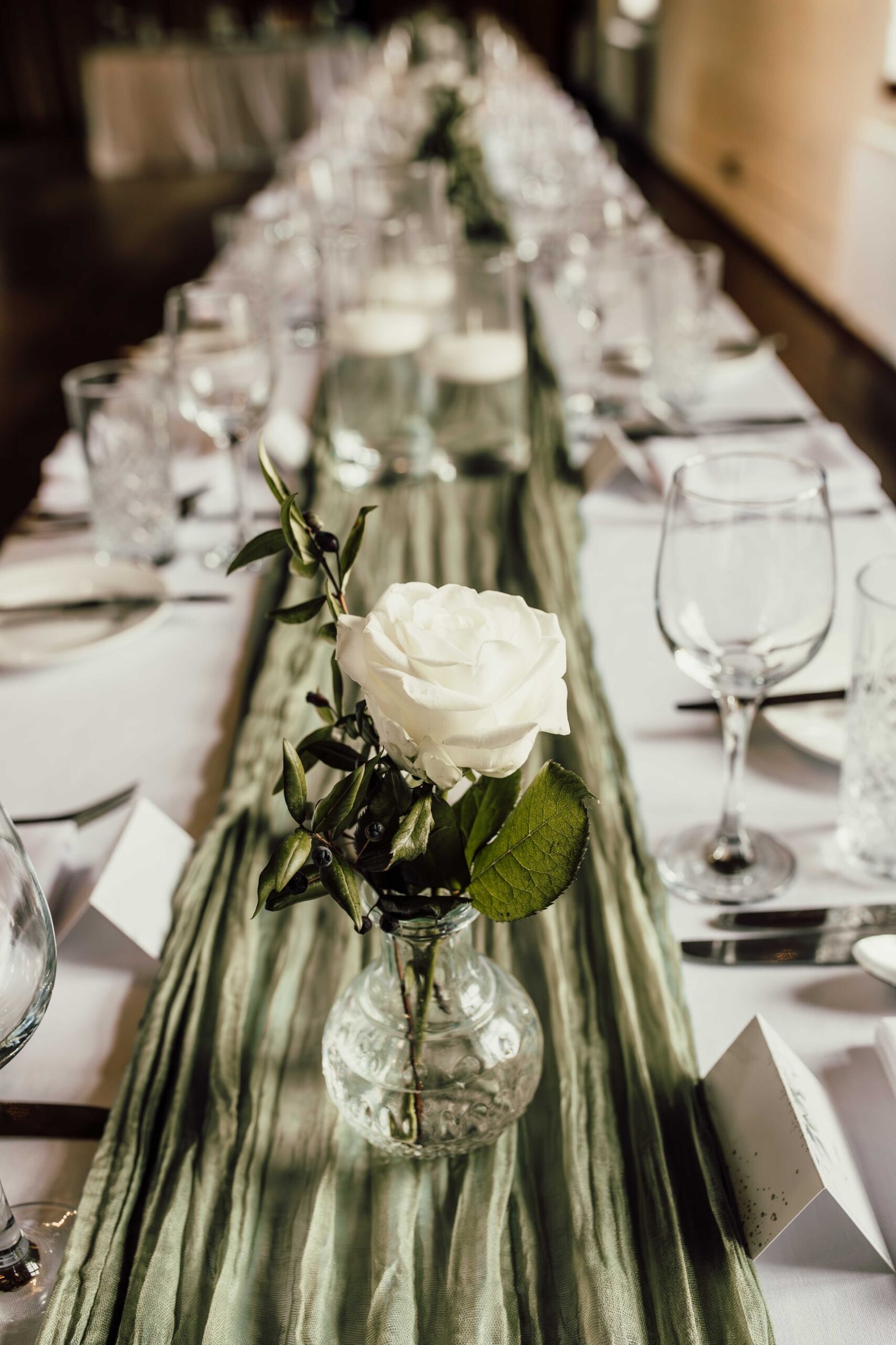 Flowers and table settings for Katherine and Nathanaël’s wedding